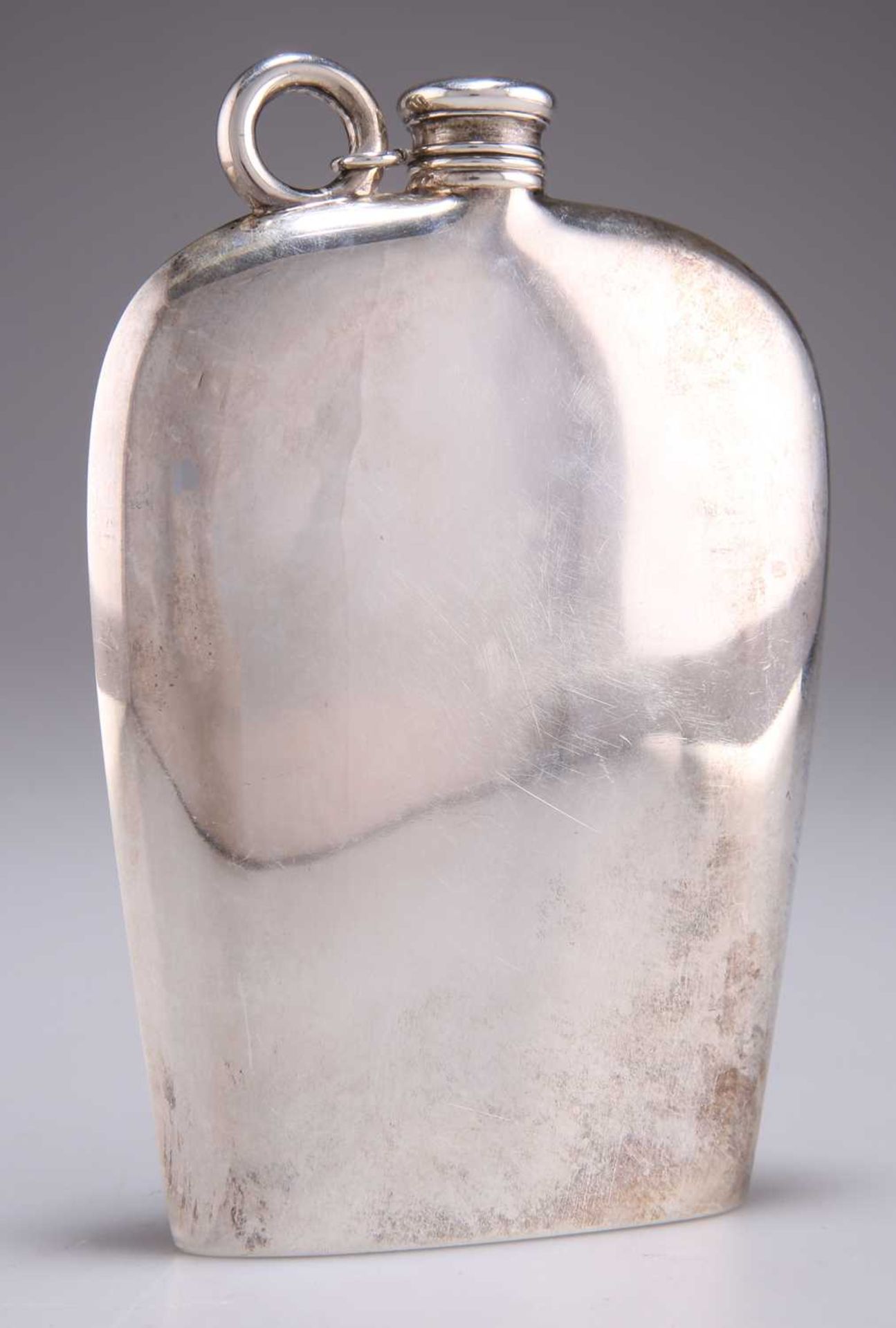 AN AMERICAN STERLING SILVER HIP-FLASK, CIRCA 1920 - Bild 2 aus 2