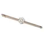 AN EARLY 20TH CENTURY DIAMOND CLUSTER BAR BROOCH