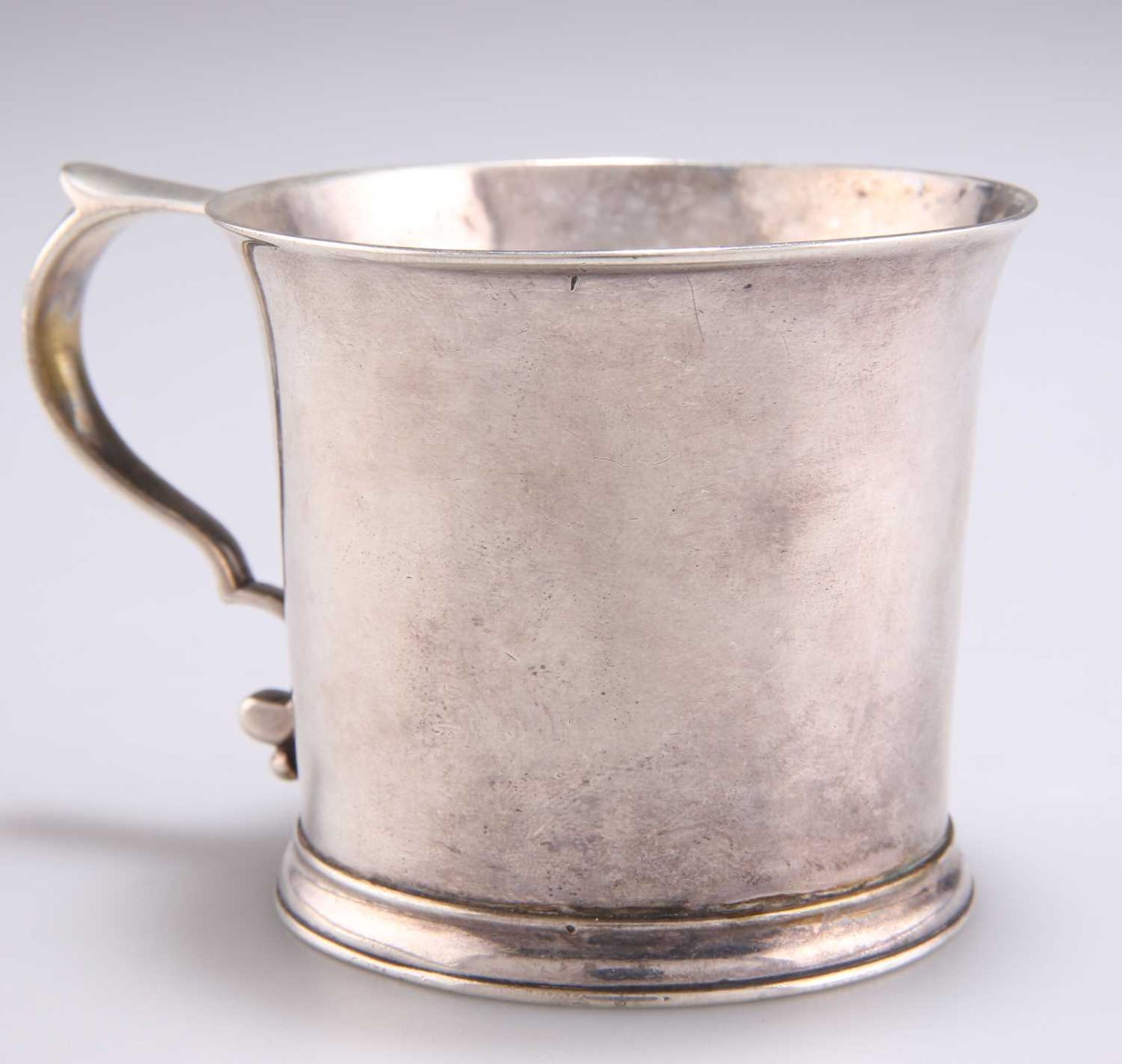 A GEORGE III SILVER MUG - Bild 2 aus 3