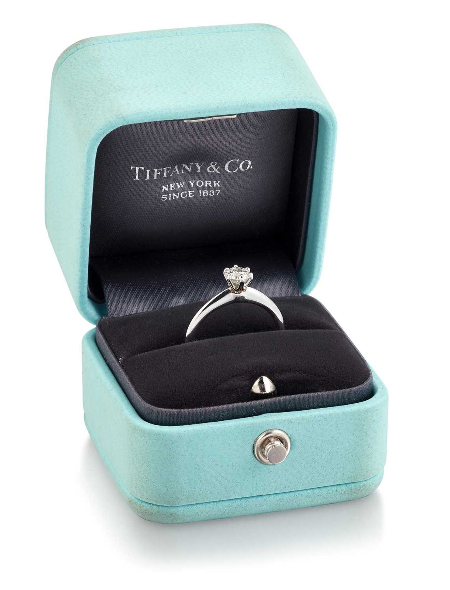 TIFFANY & CO - AN 18 CARAT WHITE GOLD SOLITAIRE DIAMOND RING - Image 2 of 2