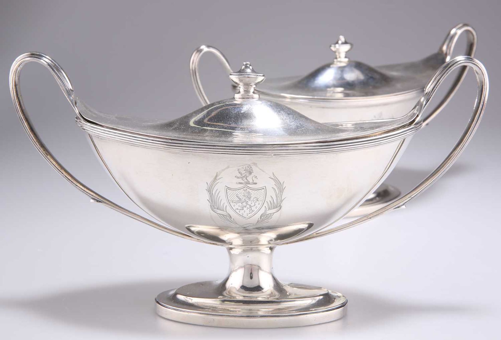 A PAIR OF GEORGE III SILVER SAUCE TUREENS - Bild 3 aus 4