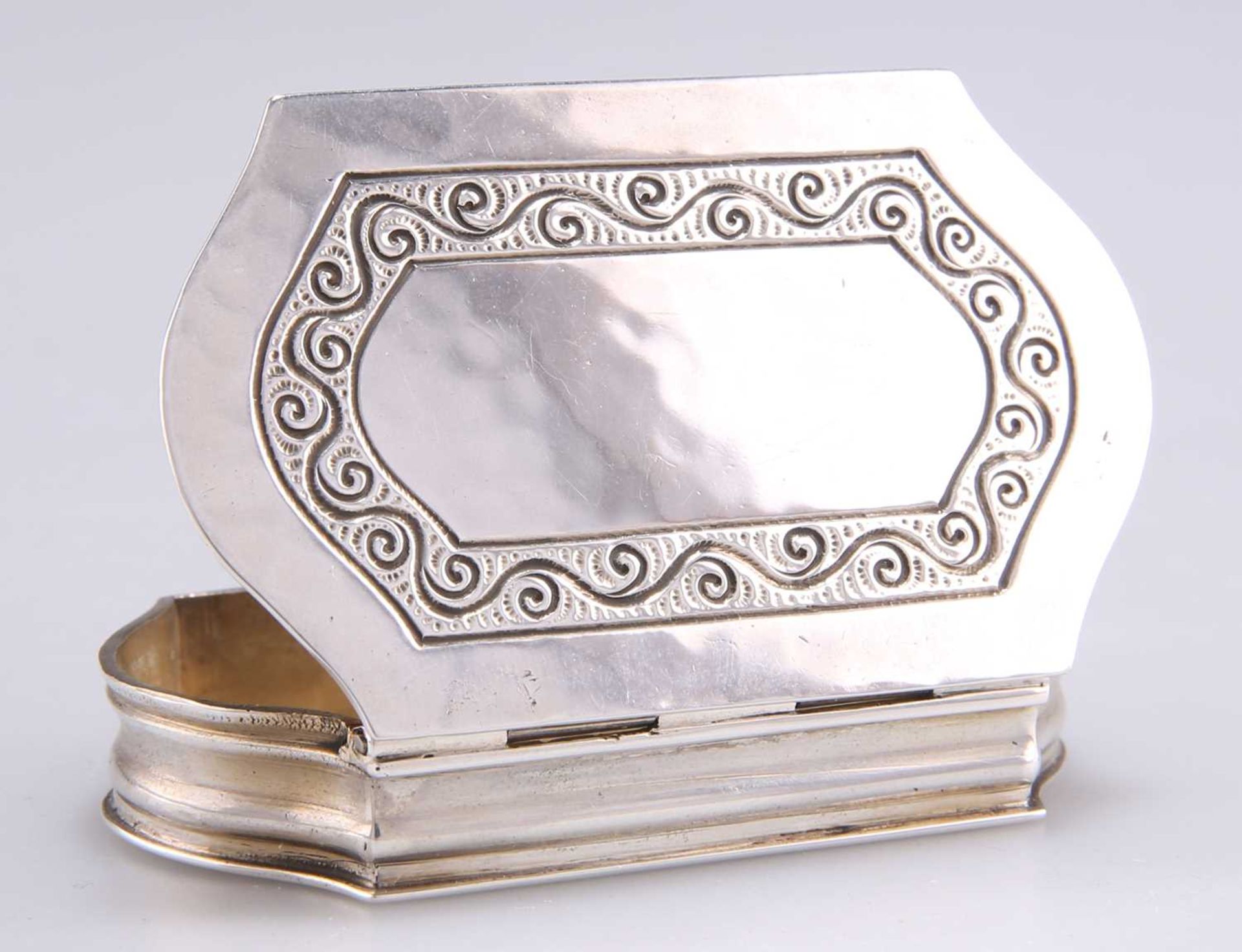 AN ARTS AND CRAFTS SILVER SNUFF BOX