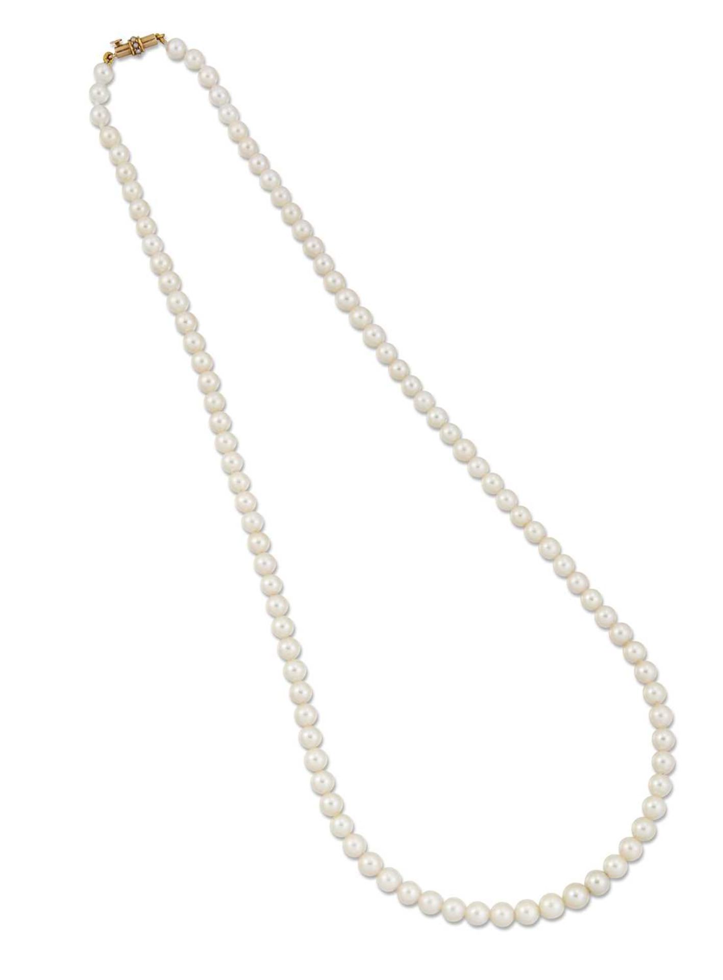 A CULTURED PEARL NECKLACE