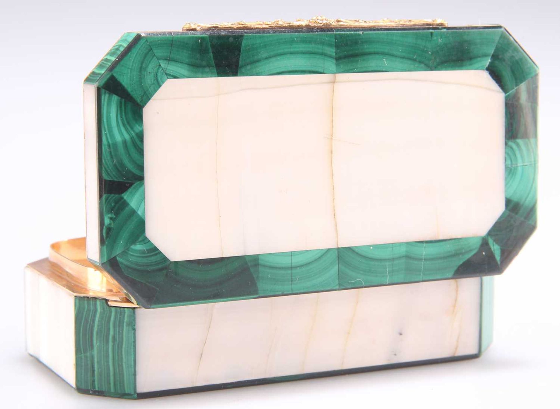 A 19TH CENTURY MALACHITE, MOTHER-OF-PEARL AND GOLD SNUFF BOX - Image 2 of 2