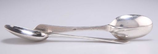 A PAIR OF WILLIAM III SILVER DOG NOSE SPOONS