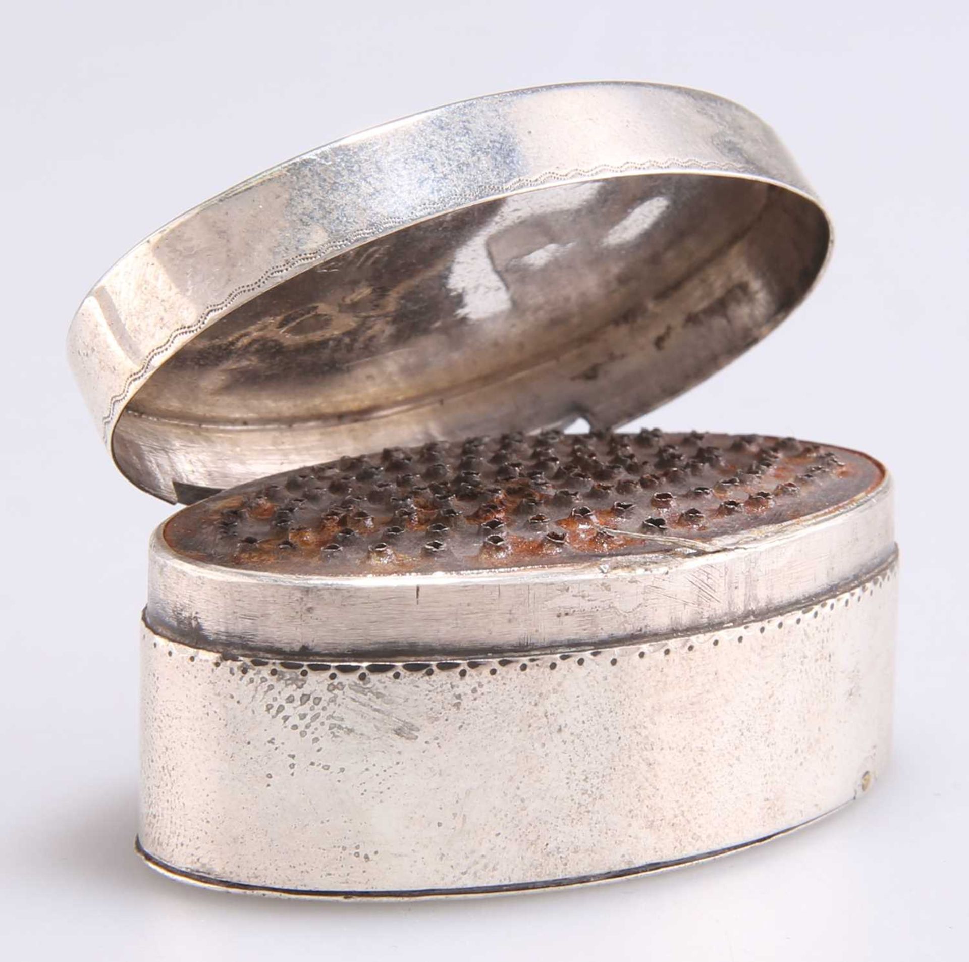 A GEORGE III LARGE SILVER NUTMEG GRATER - Image 3 of 4
