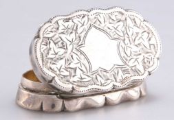 AN EDWARDIAN SILVER SNUFF BOX