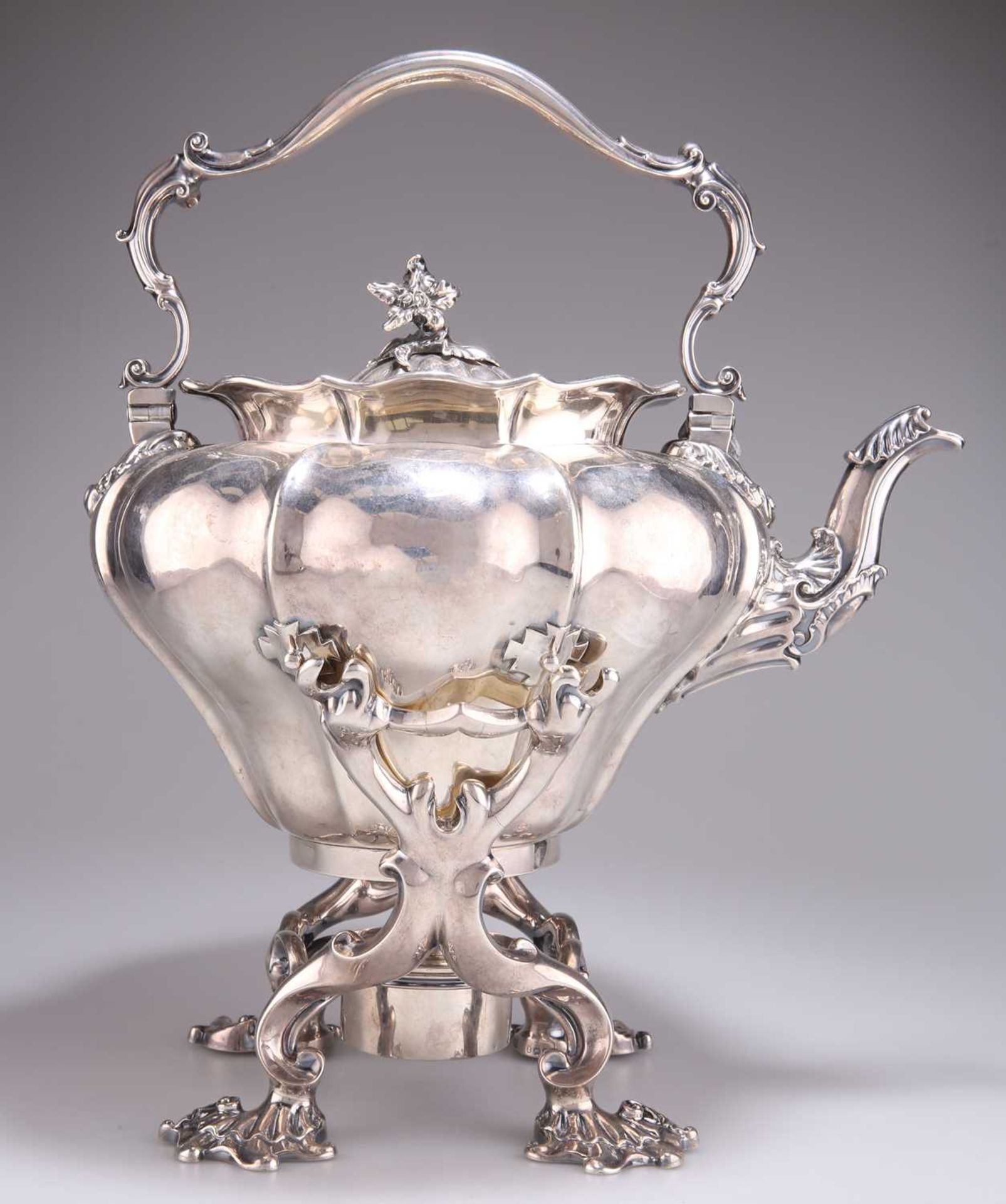 A SUBSTANTIAL ROCOCO REVIVAL SILVER TEA KETTLE ON STAND - Bild 2 aus 4