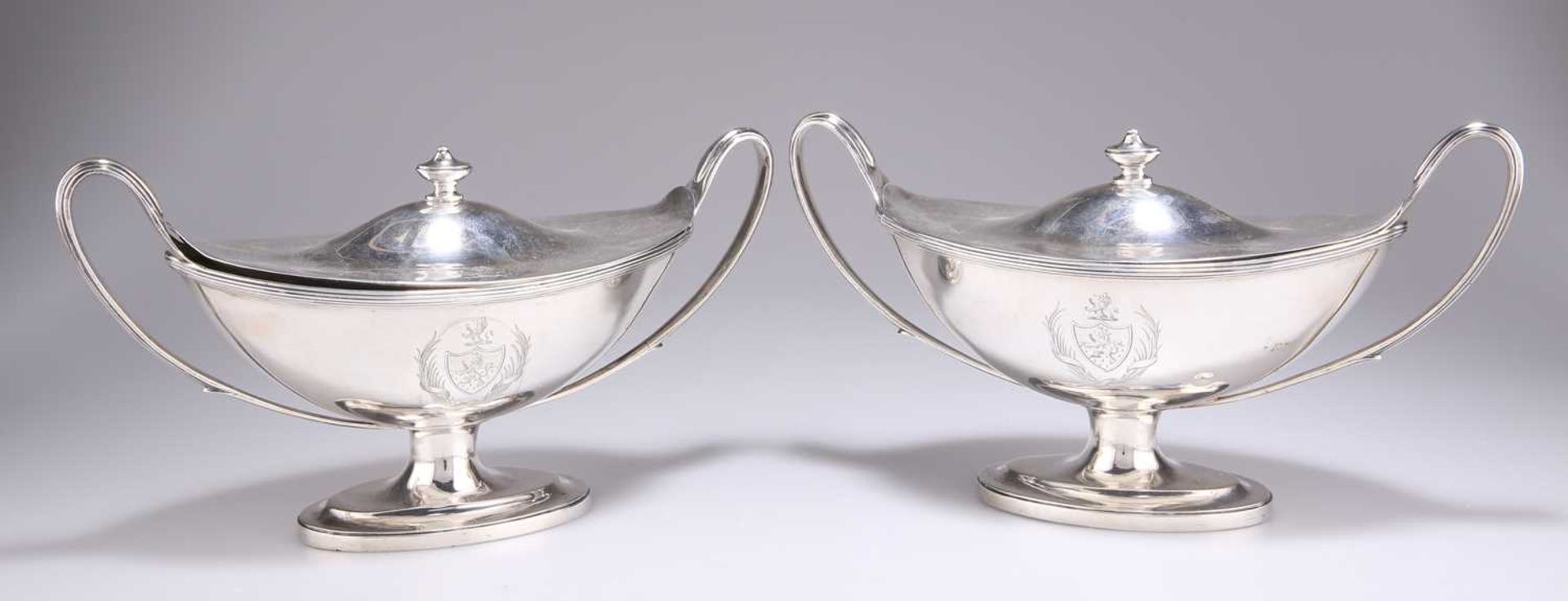 A PAIR OF GEORGE III SILVER SAUCE TUREENS - Bild 2 aus 4