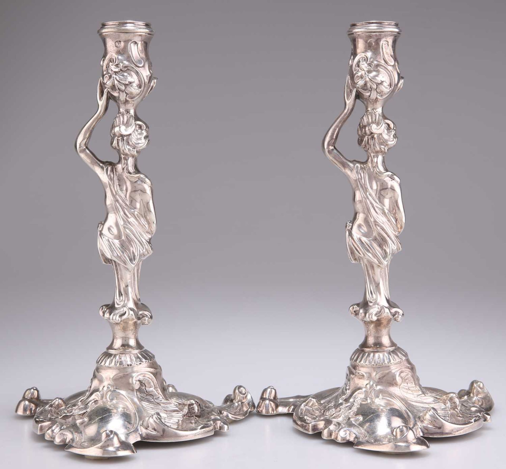 A FINE PAIR OF GEORGE II CAST SILVER CANDLESTICKS - Bild 2 aus 7