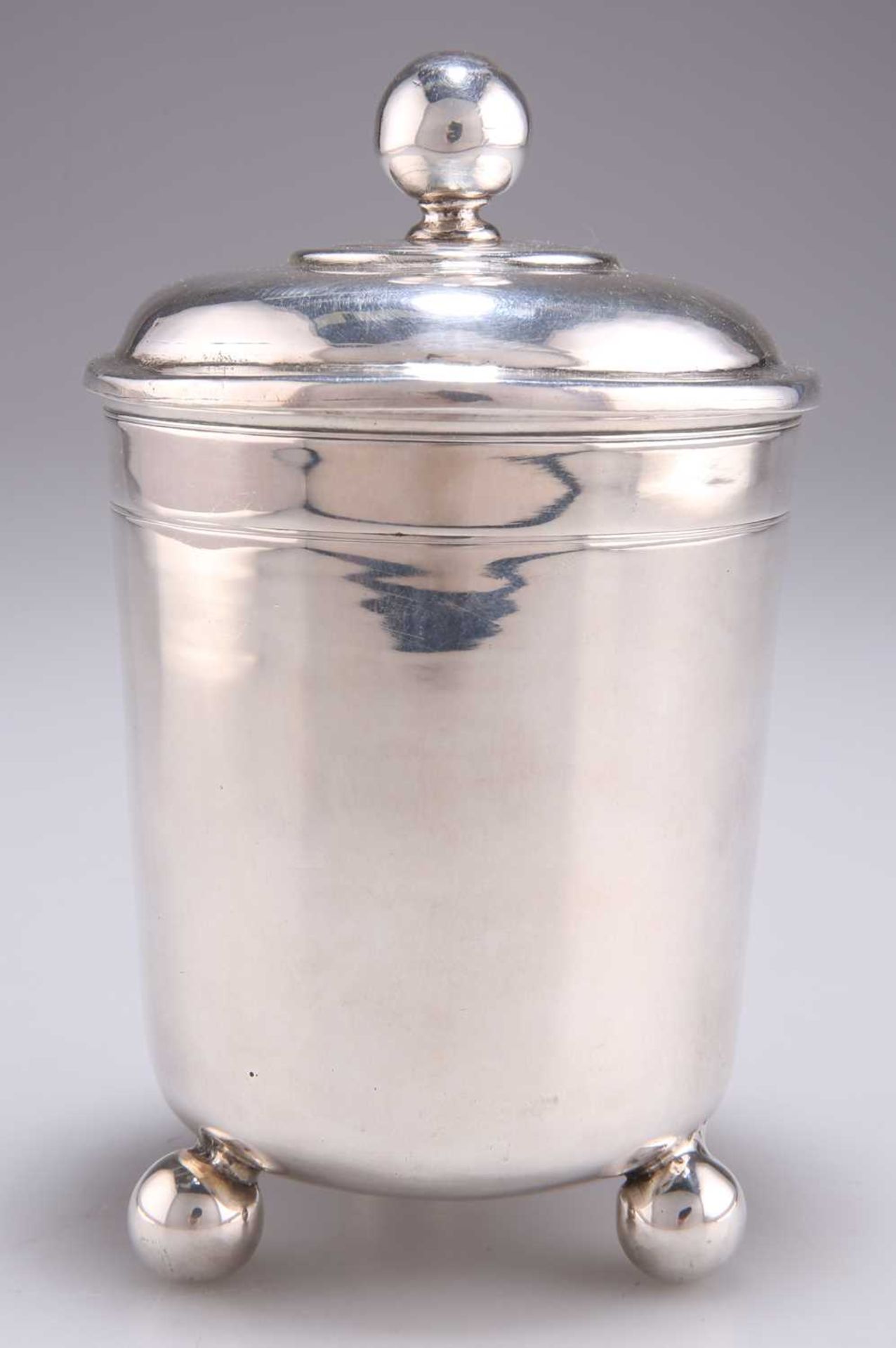 A GERMAN SILVER BEAKER AND COVER - Image 2 of 3