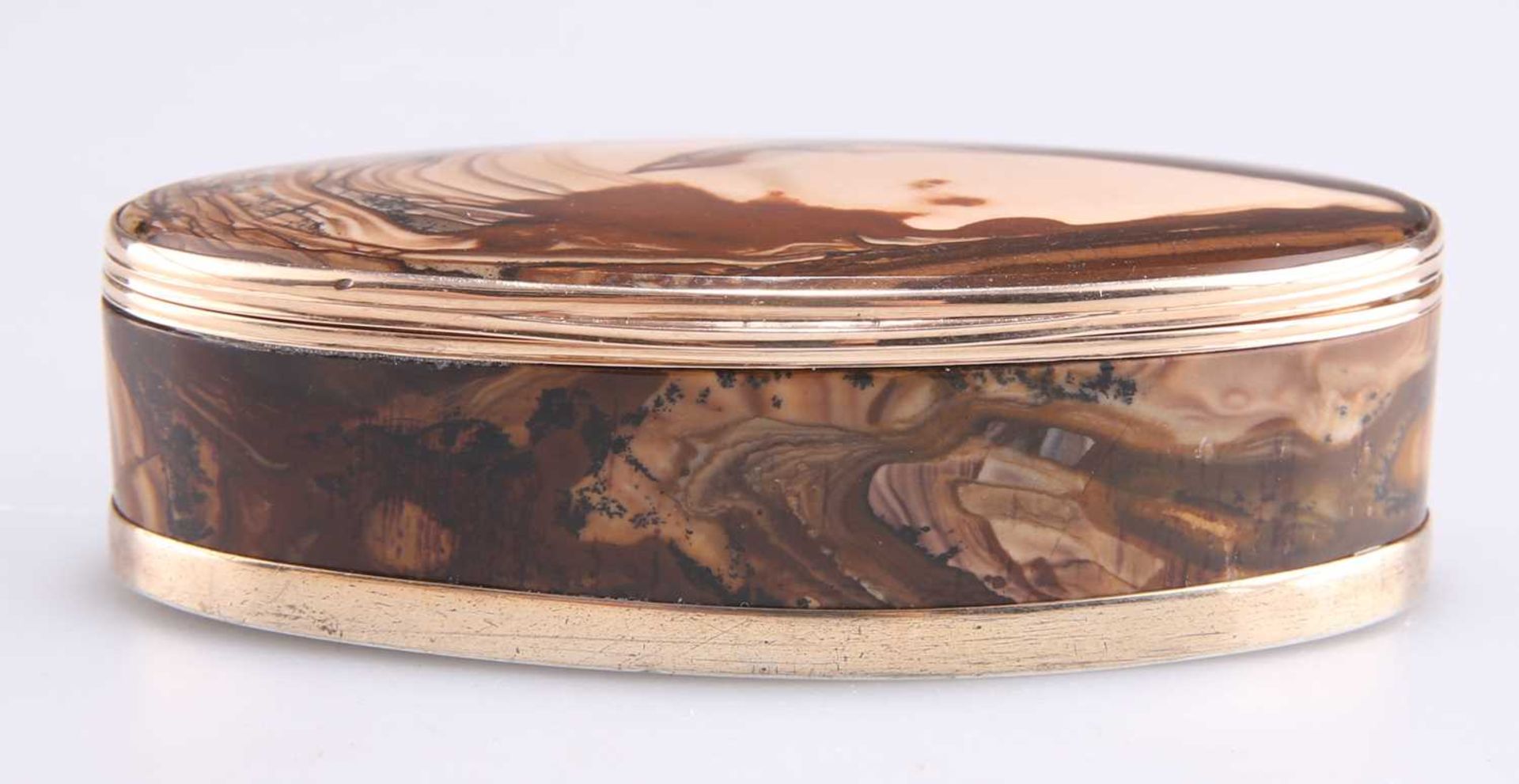 A FINE GOLD-MOUNTED AGATE BOX, FIRST HALF OF 19TH CENTURY