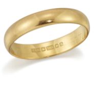 AN 18 CARAT GOLD BAND RING