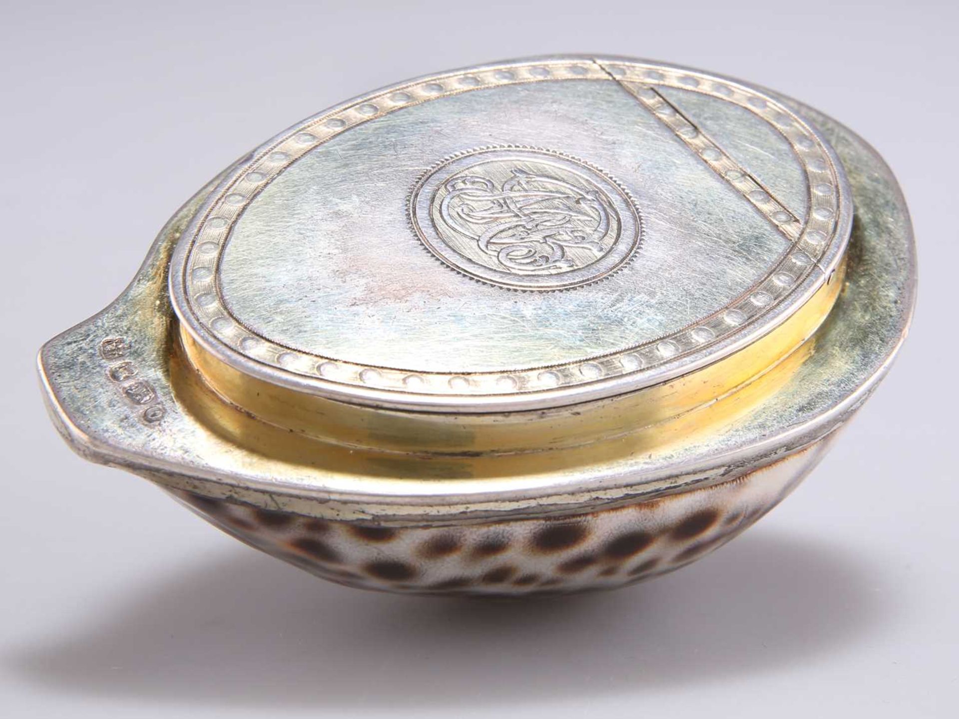 A GEORGE III SILVER-GILT MOUNTED COWRIE SHELL SNUFF BOX - Image 2 of 4