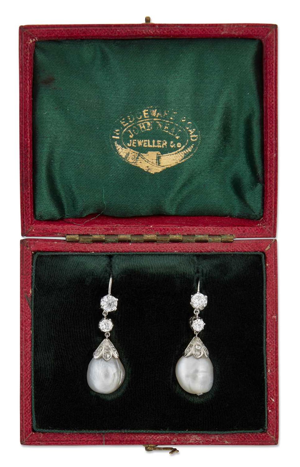 A PAIR OF NATURAL SALTWATER PEARL AND DIAMOND PENDANT EARRINGS - Bild 2 aus 2