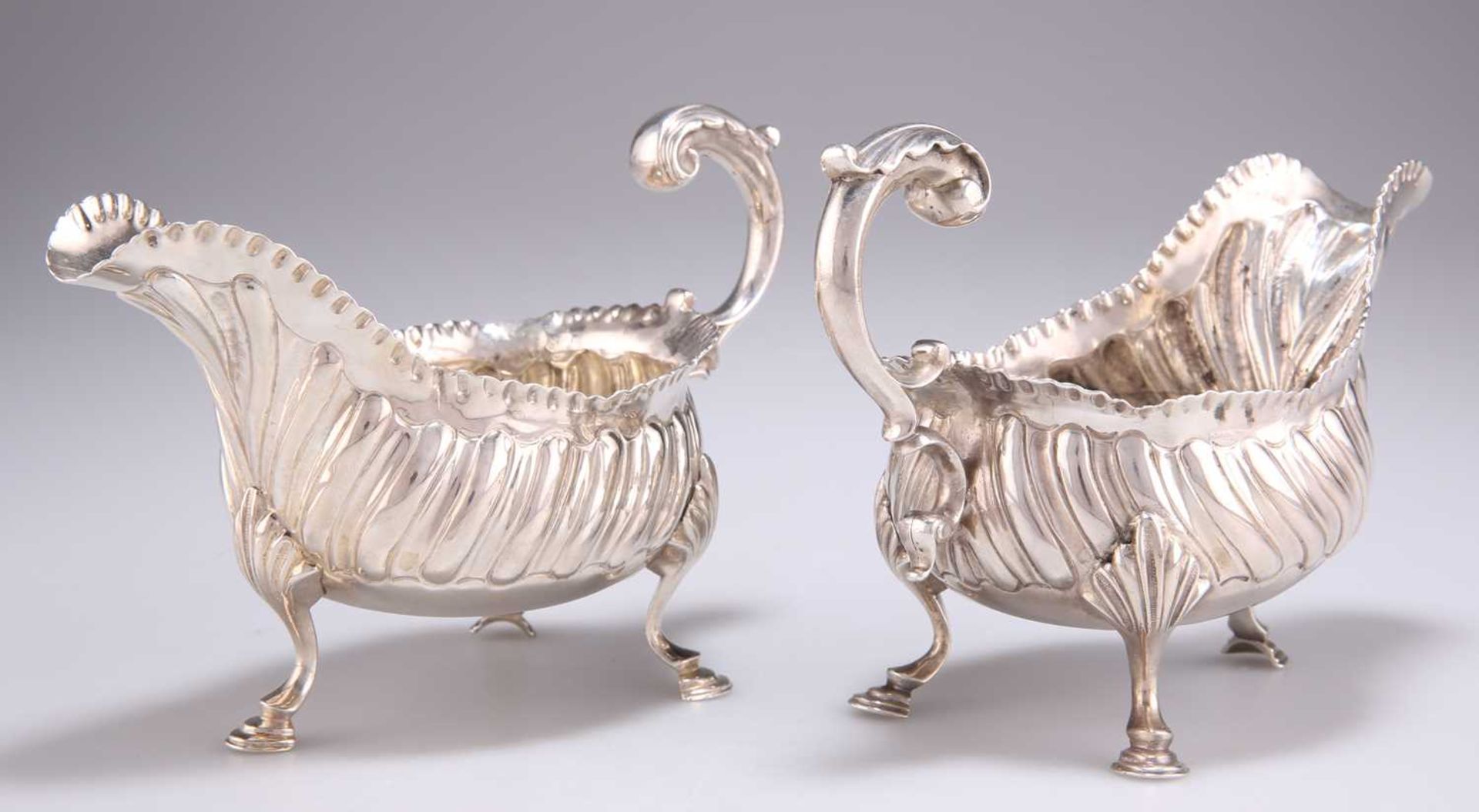 A PAIR OF GEORGE III SILVER SAUCE BOATS - Bild 2 aus 3
