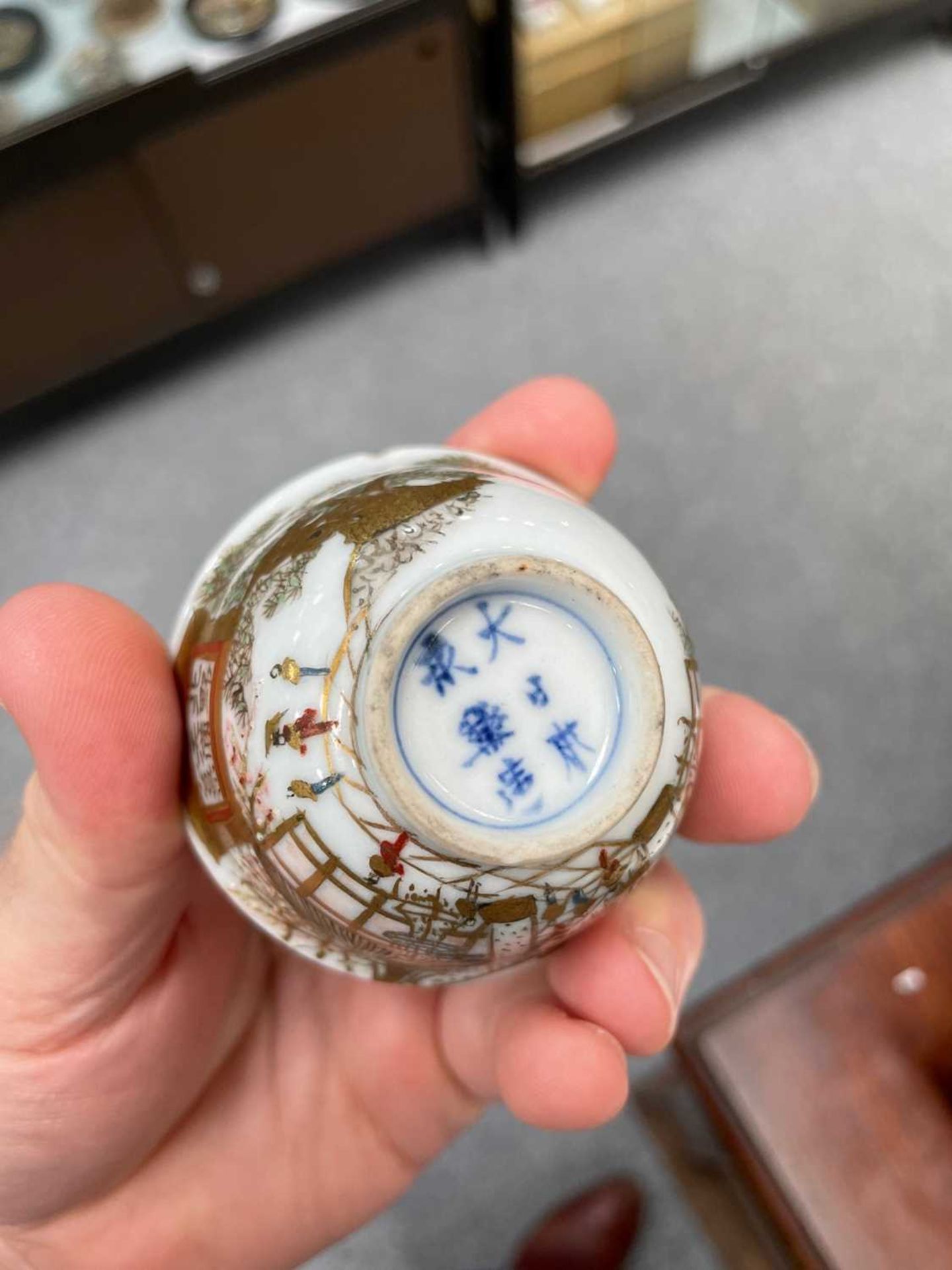 A CHINESE GOURD VASE, A JAPANESE GILDED TEA BOWL AND A JAPANESE CELADON GROUND COVERED BOWL - Bild 3 aus 13