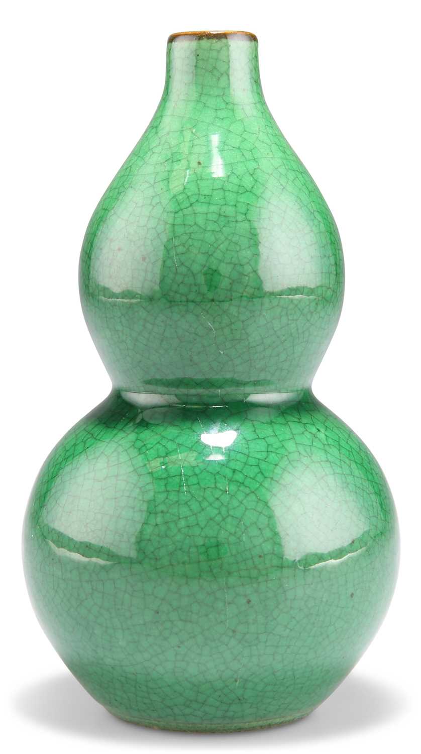 A CHINESE MONOCHROME APPLE-GREEN GOURD VASE