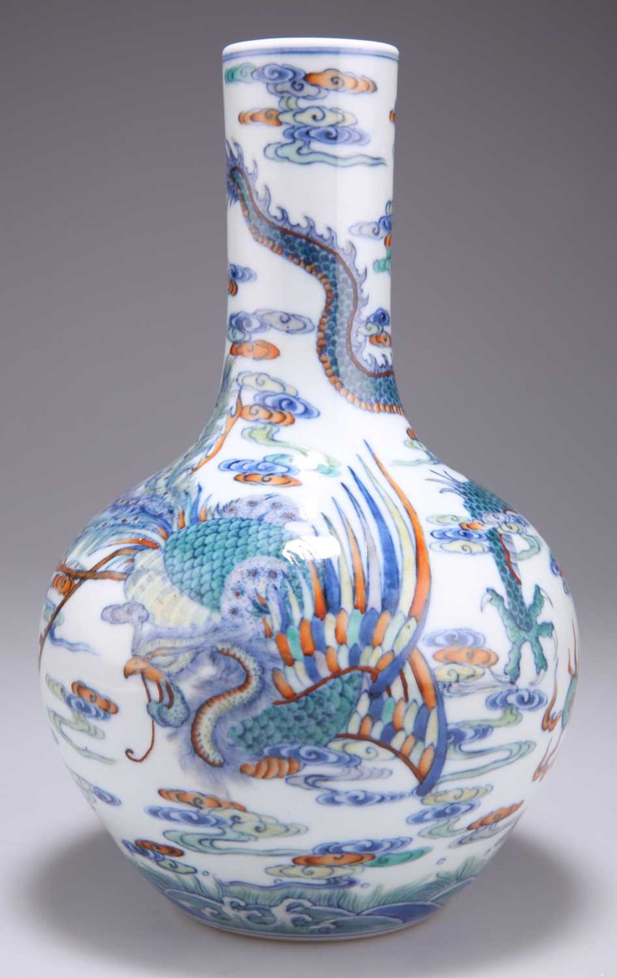 A CHINESE DOUCAI 'DRAGON' BOTTLE VASE - Bild 3 aus 9