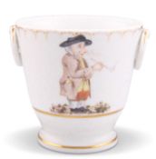 A 19TH CENTURY PORCELAIN SMALL CACHE-POT