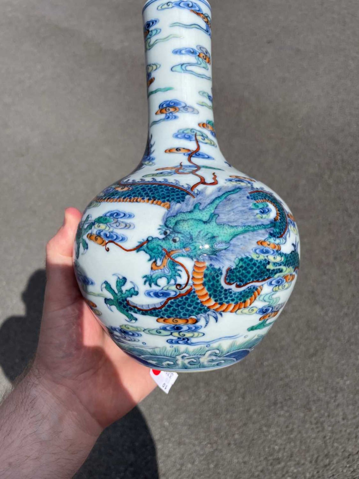 A CHINESE DOUCAI 'DRAGON' BOTTLE VASE - Bild 5 aus 9