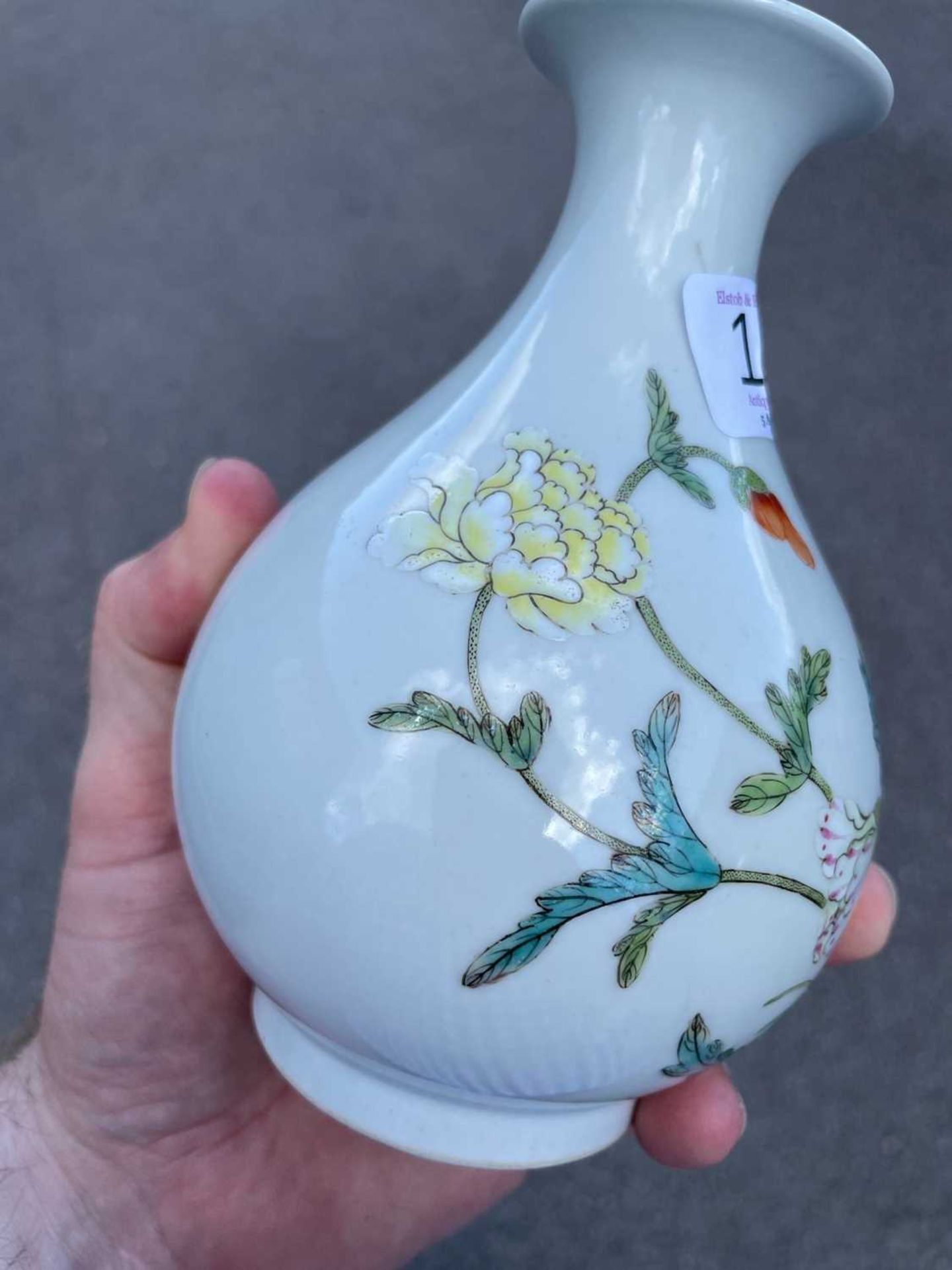 A CHINESE FAMILLE ROSE 'FLOWER' VASE, YUHUCHUNPING - Bild 5 aus 10