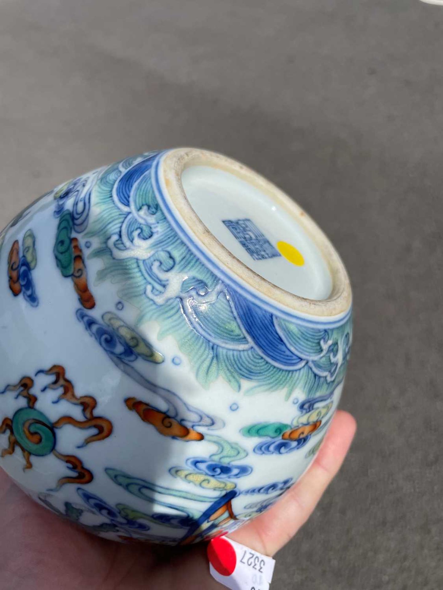 A CHINESE DOUCAI 'DRAGON' BOTTLE VASE - Bild 7 aus 9