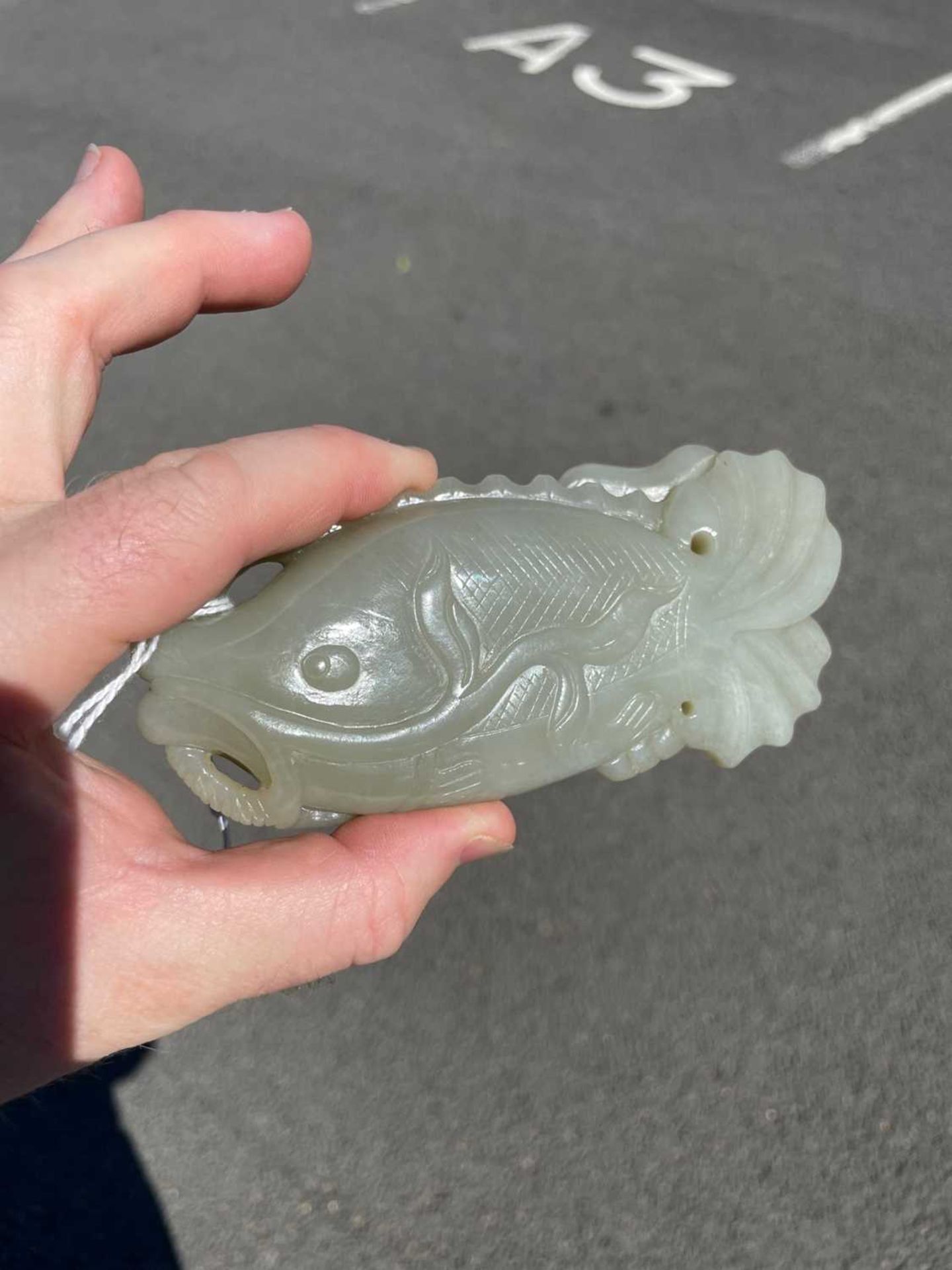 A JADE FISH AND LOTUS CARVING - Bild 4 aus 11