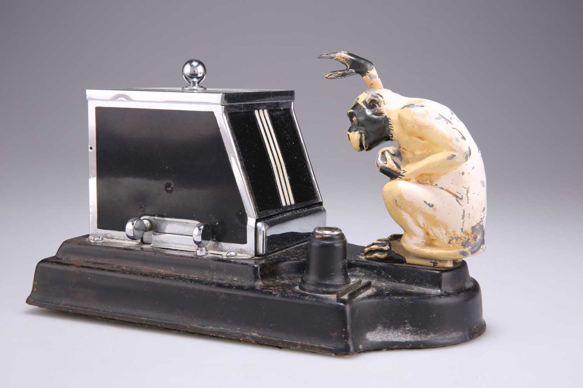 A RONSON PIC-A-CIG ART DECO NOVELTY MECHANICAL TABLE CIGARETTE DISPENSER AND LIGHTER - Bild 2 aus 2