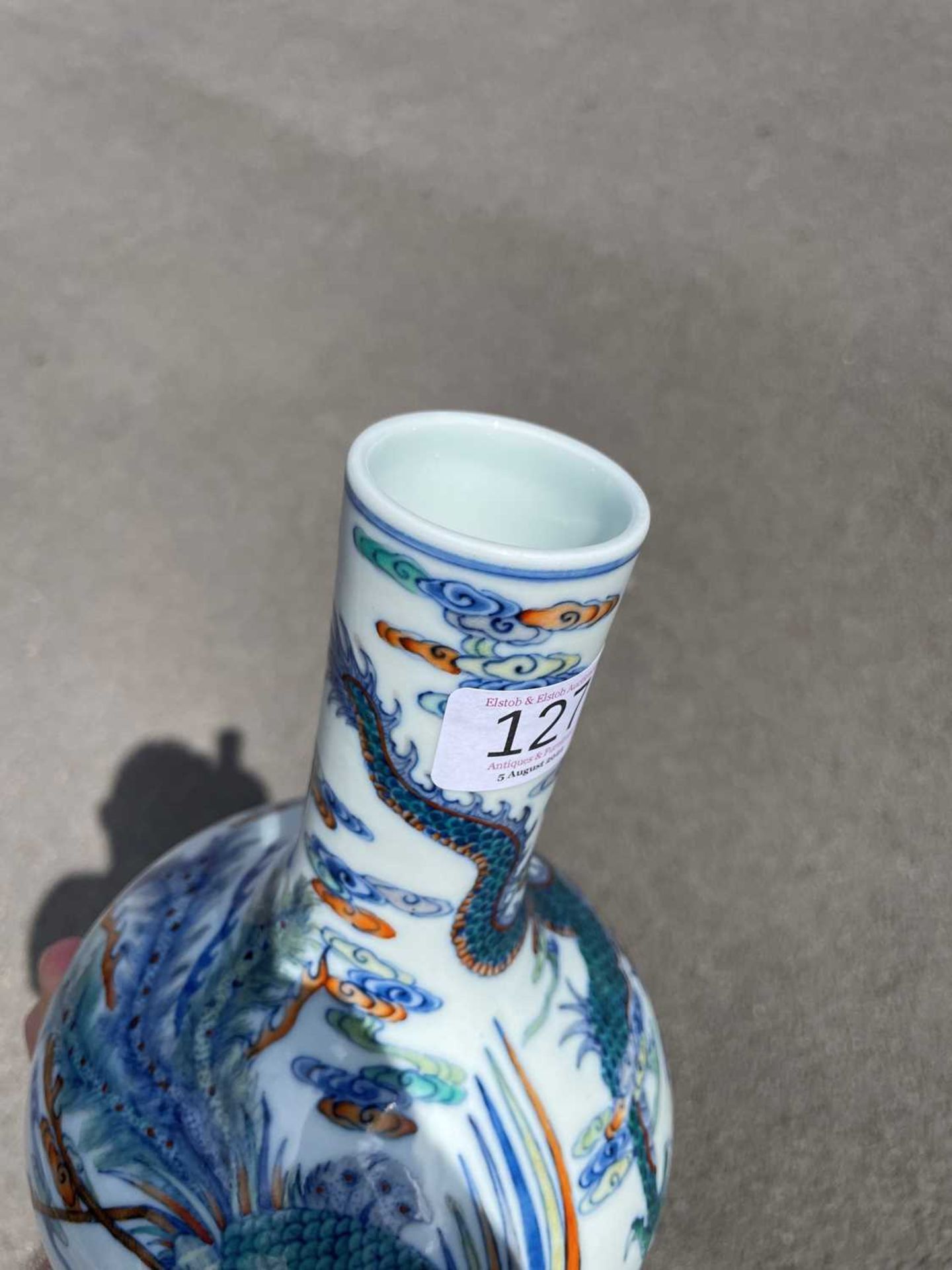 A CHINESE DOUCAI 'DRAGON' BOTTLE VASE - Bild 8 aus 9