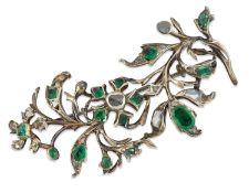 AN EARLY 19TH CENTURY EMERALD AND DIAMOND FLORAL SPRAY BROOCH