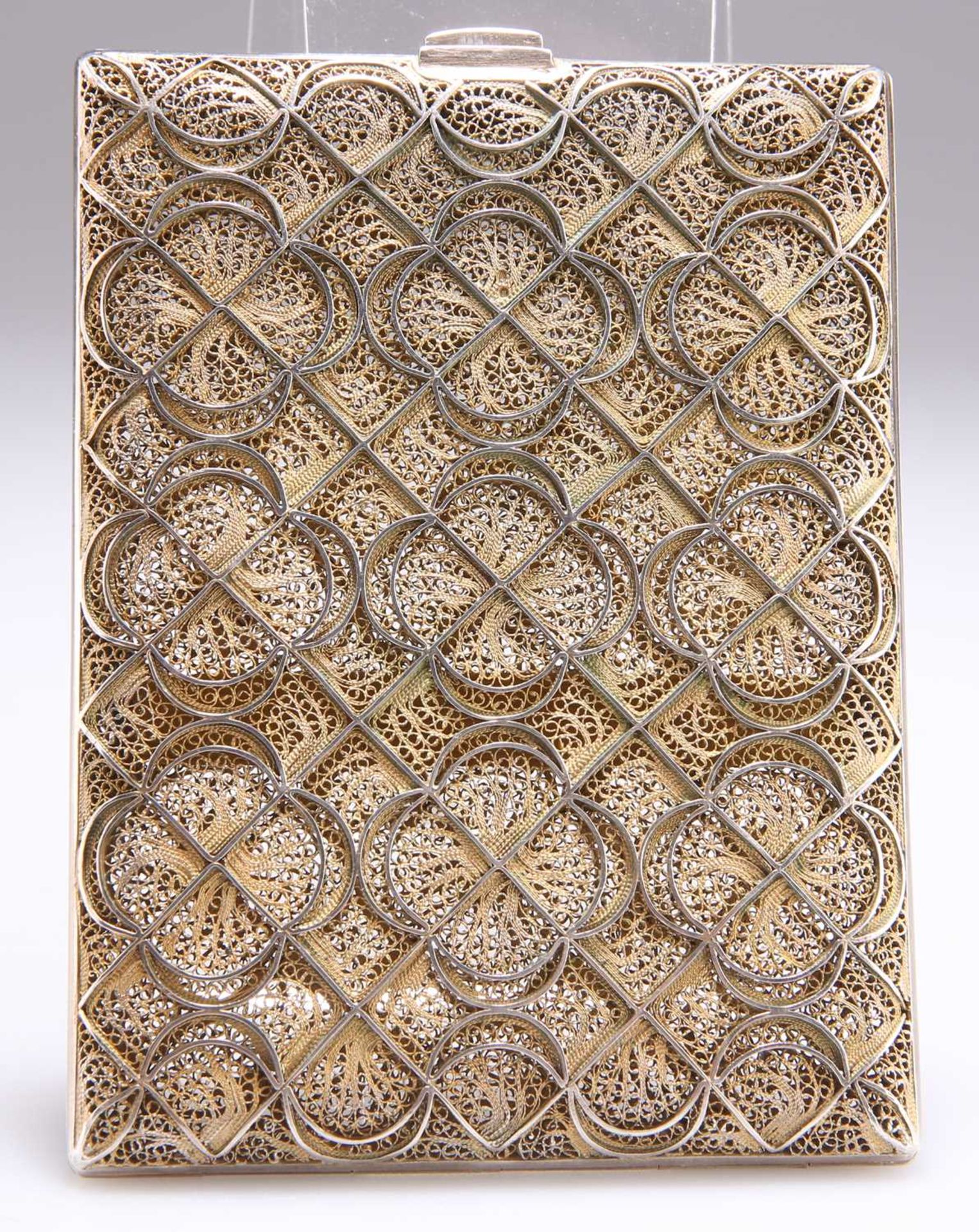 A CONTINENTAL FILIGREE SILVER-GILT CIGARETTE CASE - Bild 2 aus 2