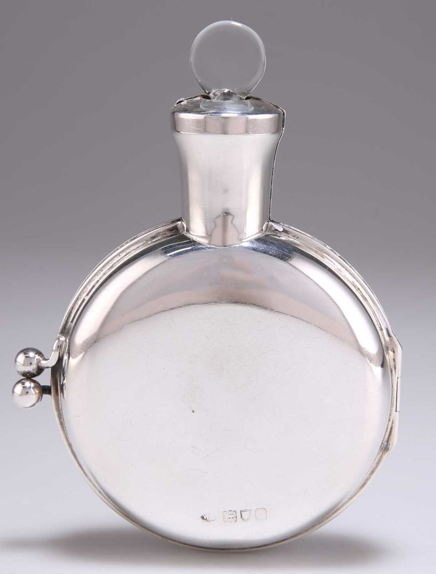 A LATE VICTORIAN SILVER CASED SCENT BOTTLE - Image 2 of 3