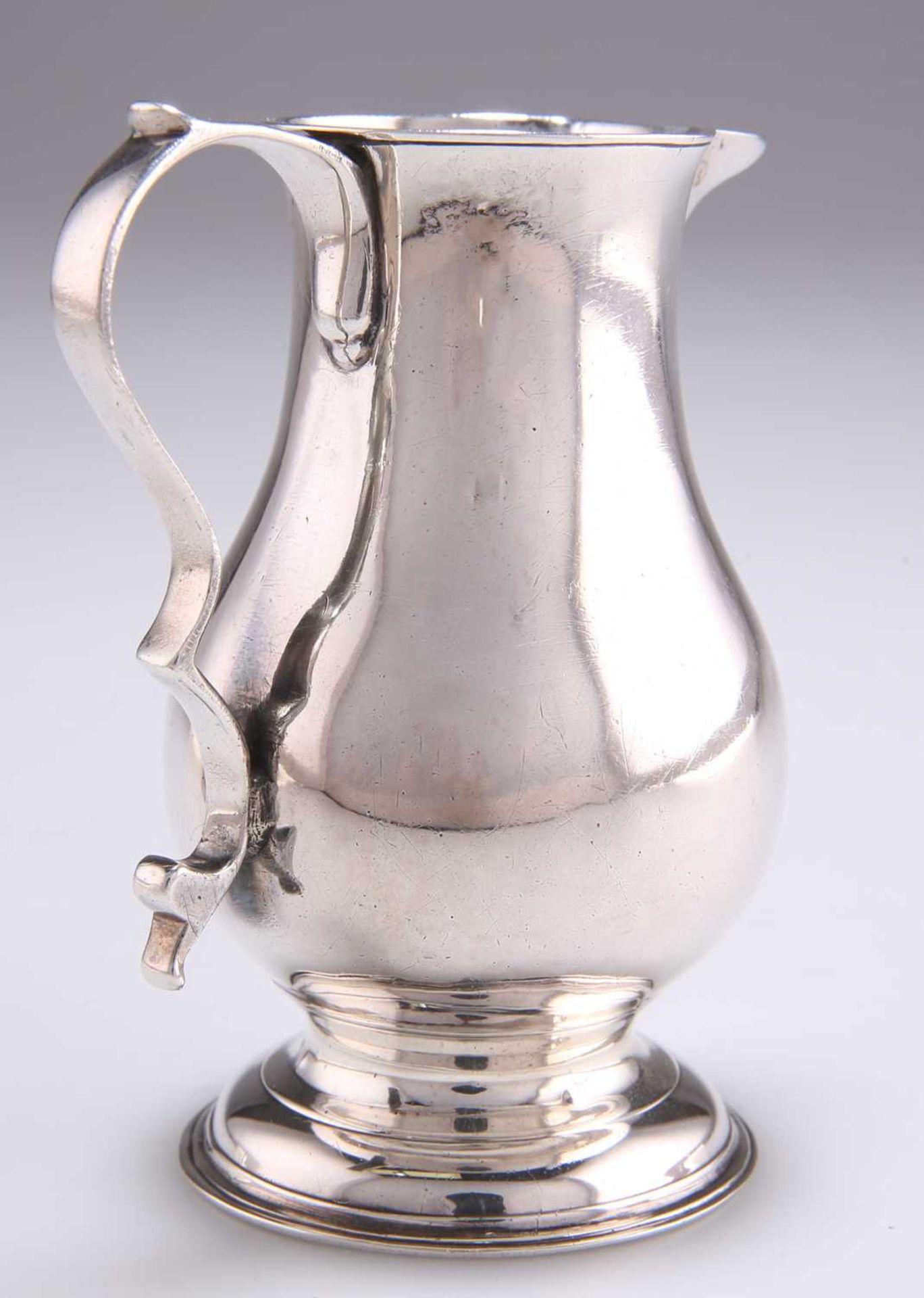 A GEORGE I SILVER SPARROW-BEAK CREAM JUG - Bild 3 aus 3