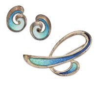SHEILA FLEET - A PAIR OF SILVER AND ENAMEL EARRINGS AND A BROOCH