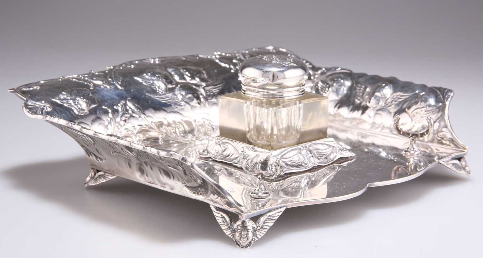 A LATE VICTORIAN SILVER INKSTAND - Bild 4 aus 4