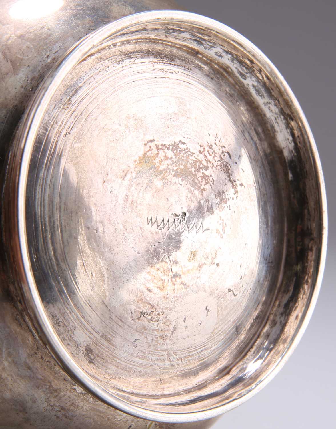 AN 18TH CENTURY GERMAN SILVER BOWL - Bild 6 aus 8