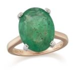 AN 18 CARAT GOLD EMERALD RING