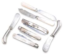 A GROUP OF FOUR SILVER BUTTER KNIVES, AND THREE SILVER AND MOTHER-OF-PEARL FOLDING FRUIT KNIVES