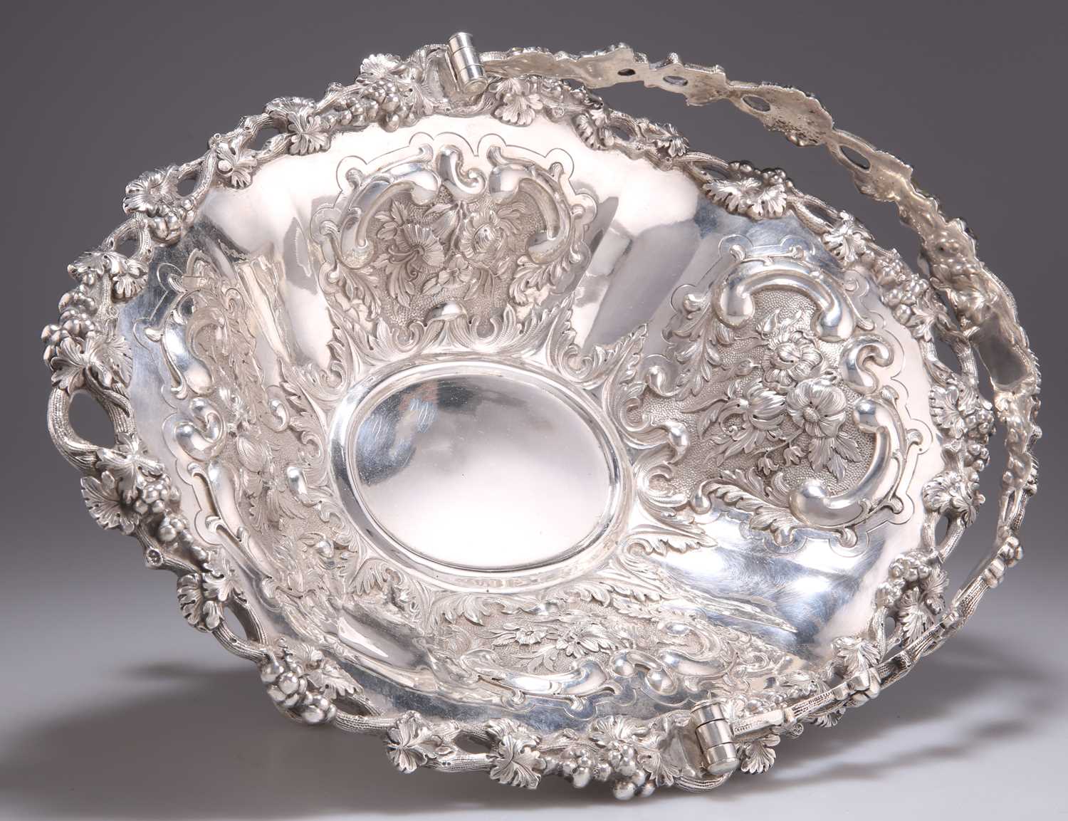 A CONTINENTAL SILVER FRUIT BASKET - Bild 3 aus 3