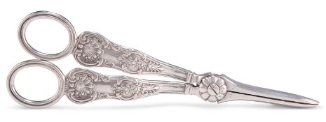 A PAIR OF EARLY VICTORIAN SILVER GRAPE SCISSORS