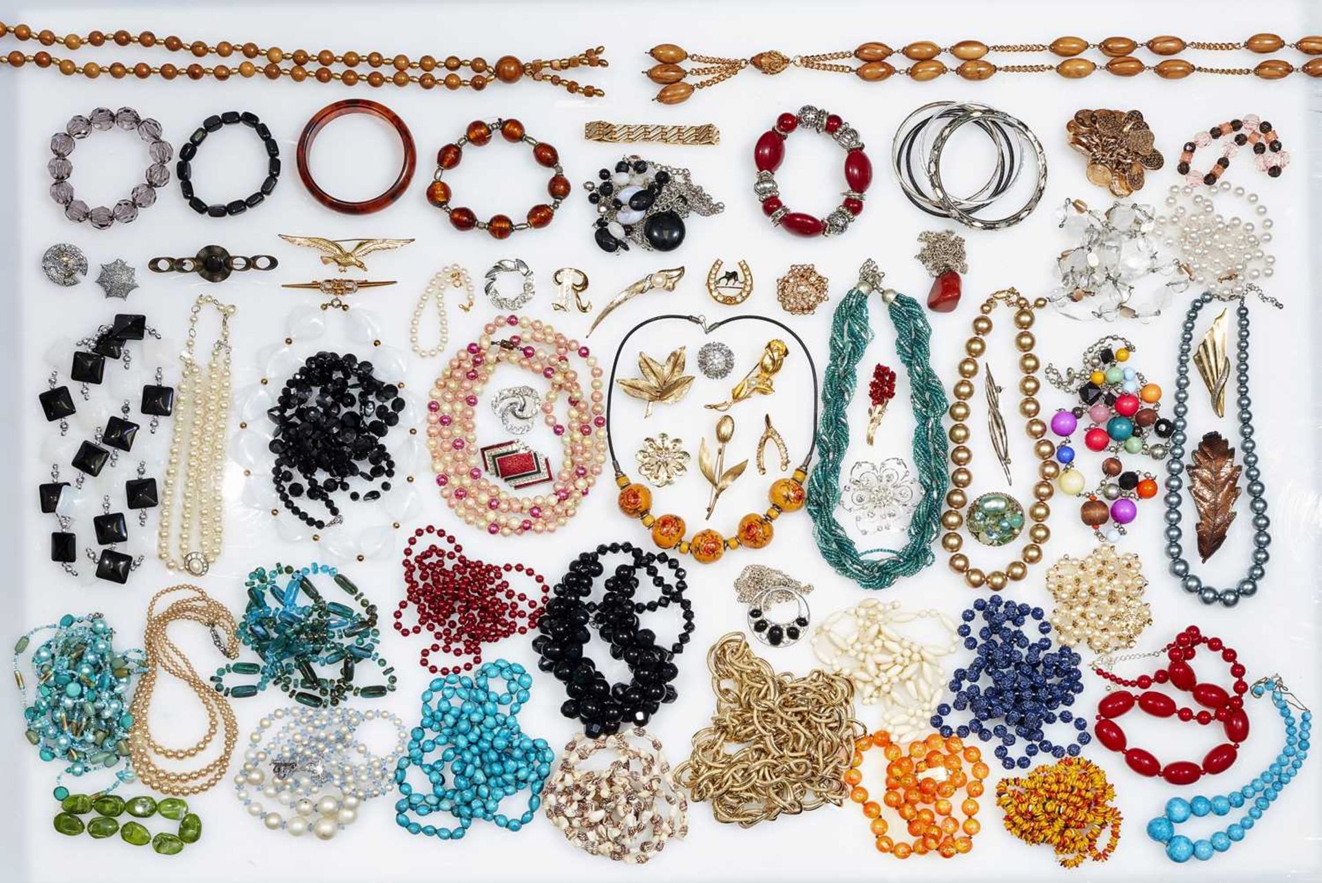 A LARGE QUANTITY OF COSTUME JEWELLERY