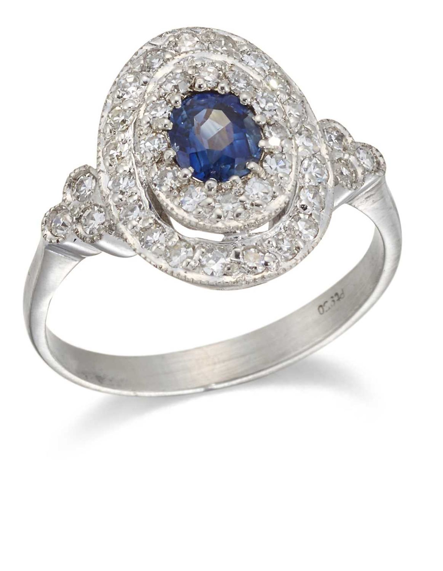 A SAPPHIRE AND DIAMOND CLUSTER RING