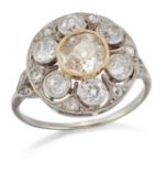 AN EARLY 20TH CENTURY DIAMOND CLUSTER RING