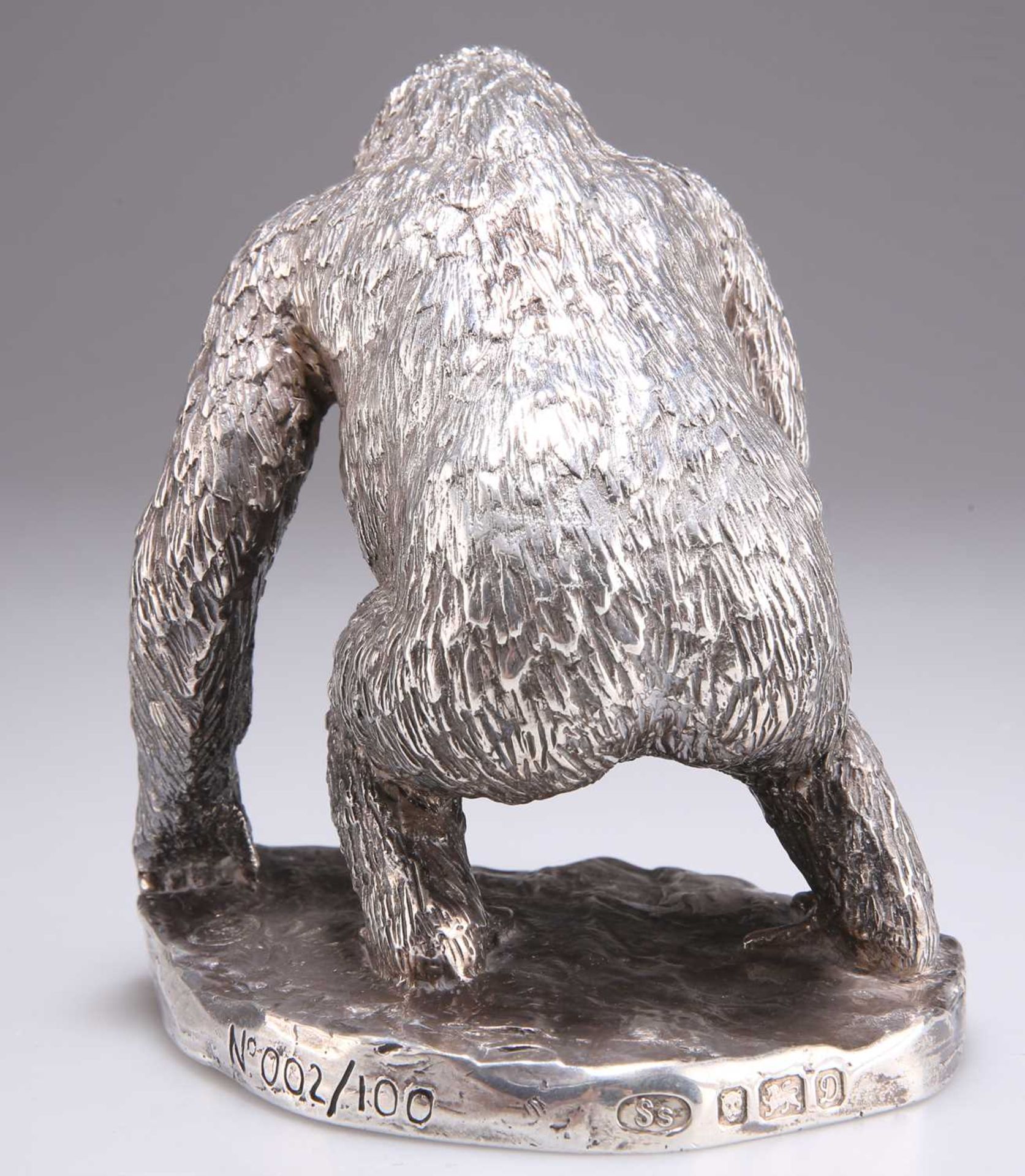 AN ELIZABETH II CAST SILVER LIMITED EDITION MODEL OF A GORILLA - Bild 3 aus 3