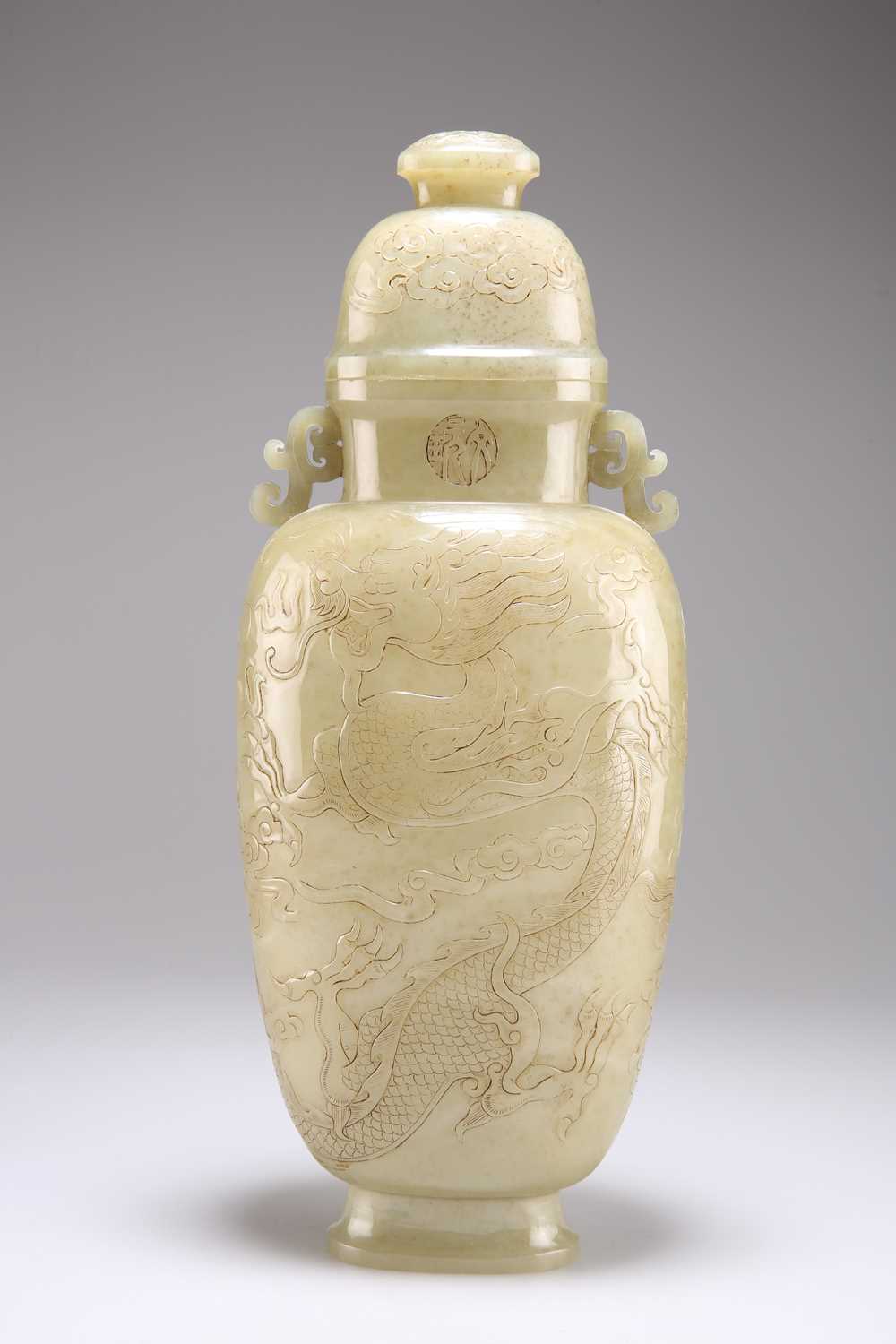 A CHINESE FAUX JADE VASE AND COVER - Image 2 of 2