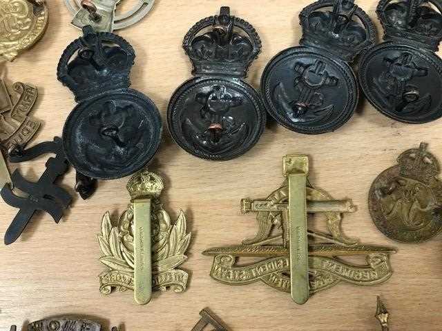 ASSORTED CAP BADGES AND SHOULDER TITLES OF VARIOUS CORPS - Image 3 of 3