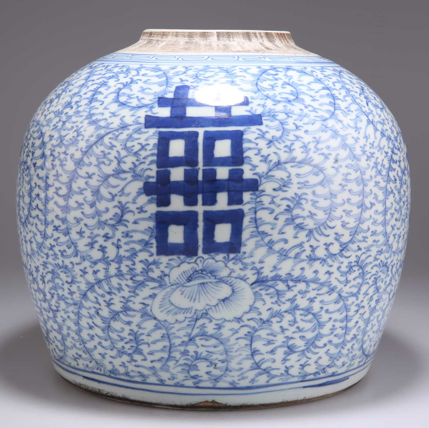 A CHINESE BLUE AND WHITE PORCELAIN DOUBLE HAPPINESS GINGER JAR - Bild 2 aus 6