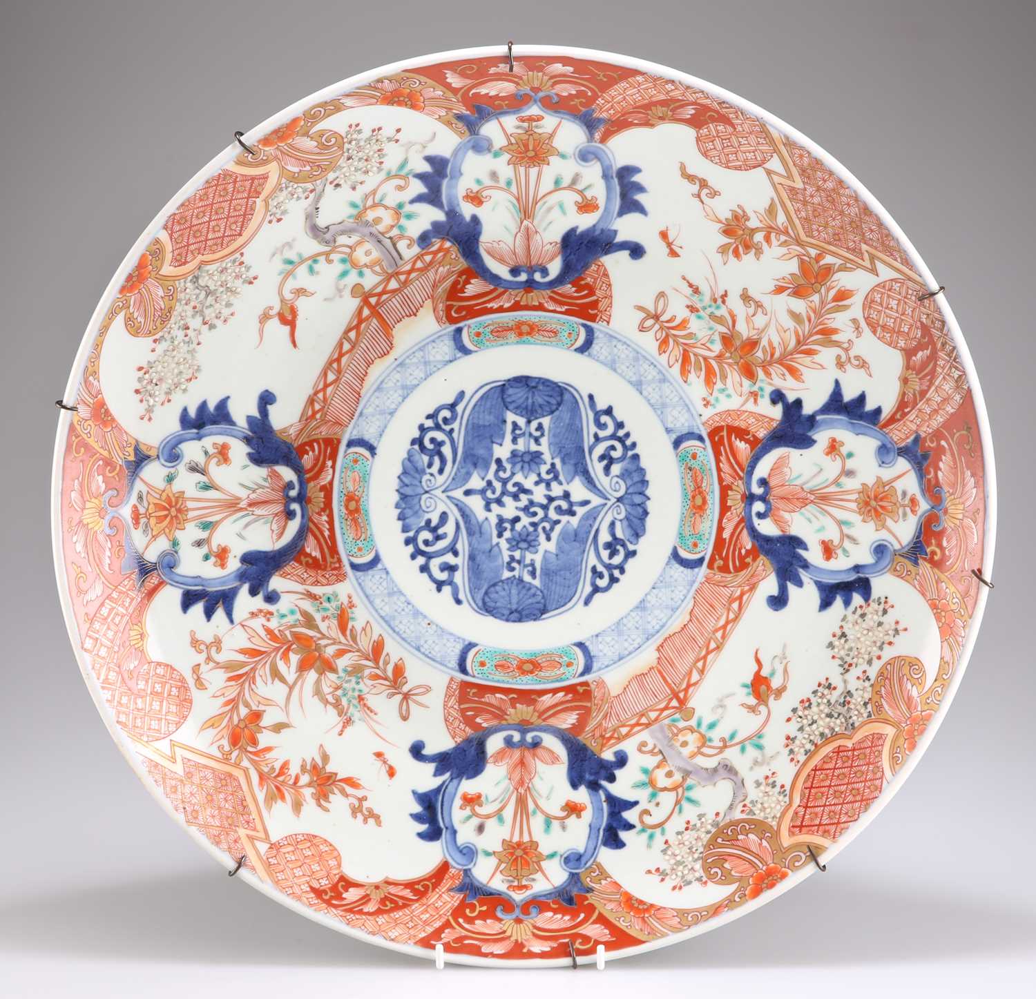 A LARGE JAPANESE IMARI CHARGER