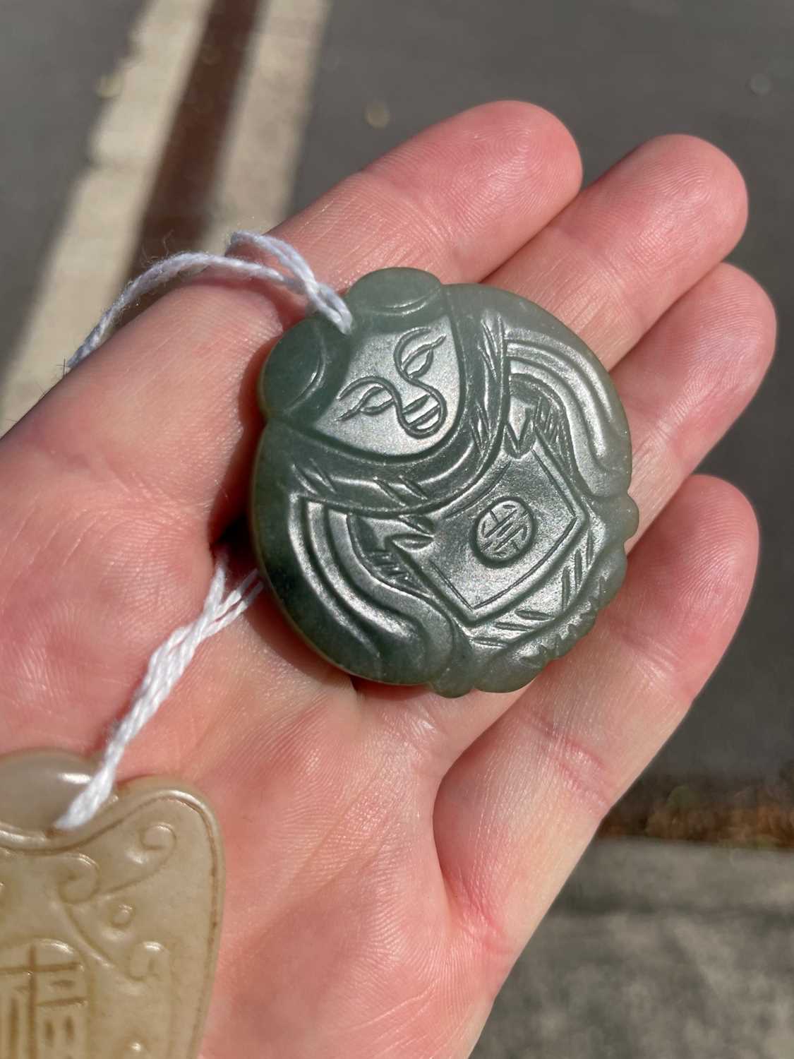 A COLLECTION OF CHINESE JADE - Image 8 of 18